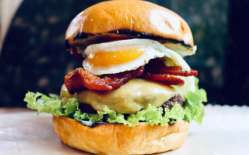 BACON, EGG & CHEESE BURGER WITH MAPLE BUTTER